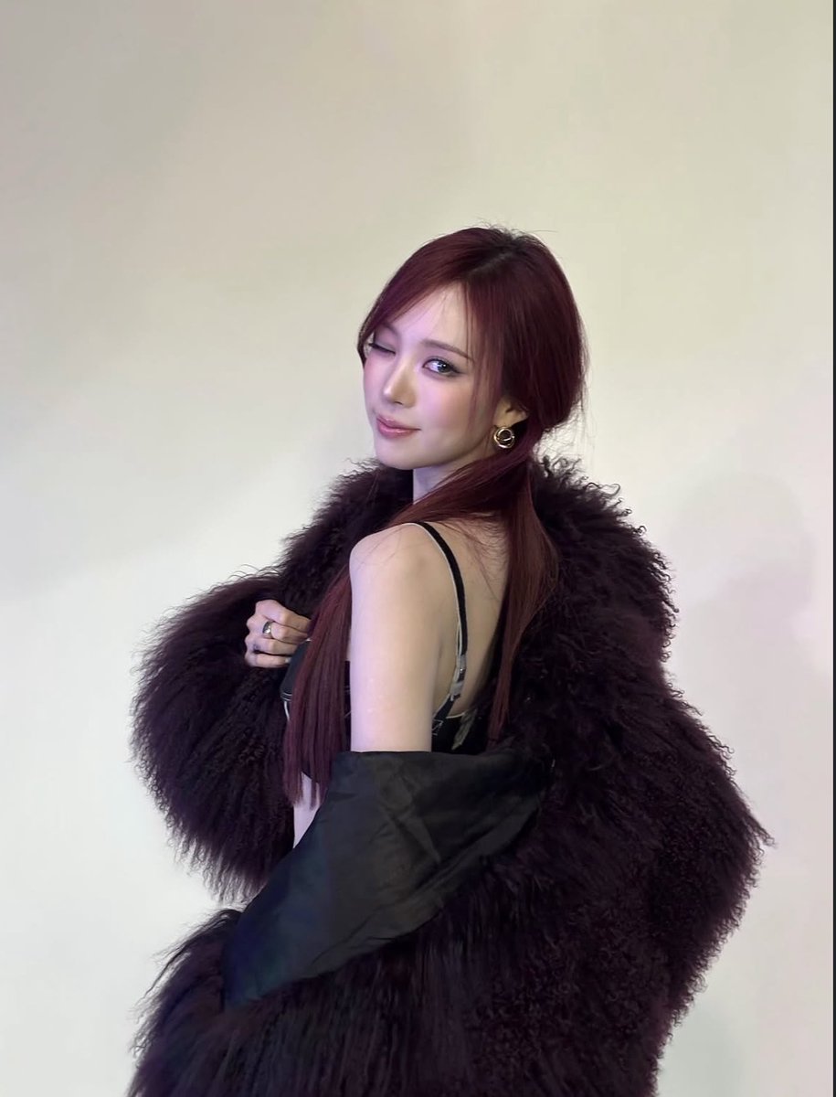 narinaae's tweet photo. mind to choose the best one to be your new lock screen?  🖤✨ https://t.co/yAI5214Lvt