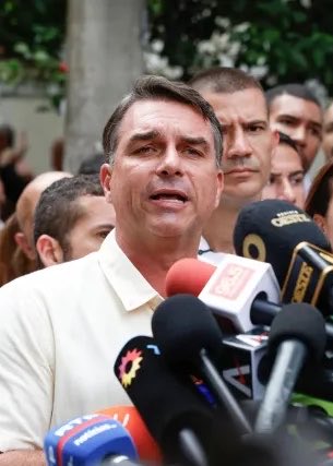 chequeibrasil's tweet photo. 🚨GRAVE: Esquerda espalha FAKE NEWS de que Flávio vai acabar com o Bolsa Família e outros programas sociais. https://t.co/7ztRgv6QJS