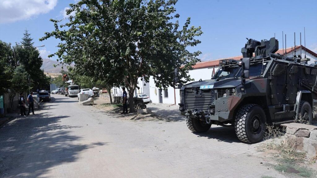 velevhaber's tweet photo. Sivas’ta 11 aylık Büşra bebek halen kayıp 

https://t.co/dNZ5CDmRwW https://t.co/DugJ1Nieaw