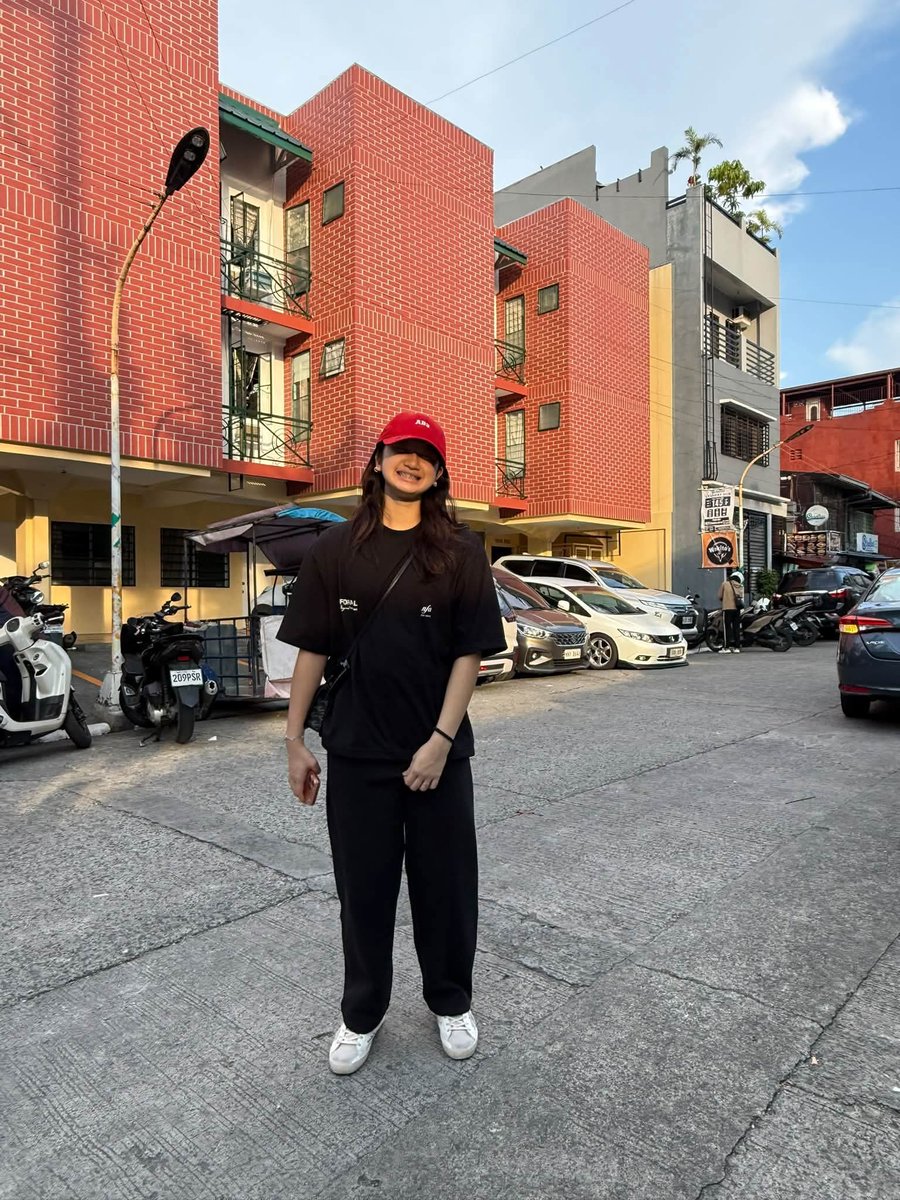 _ccloudyyyy's tweet photo. normal lang ba pagsabayin pagiging pogi at maganda? 🧎‍♀️🥵 https://t.co/iZA9qB9SRI