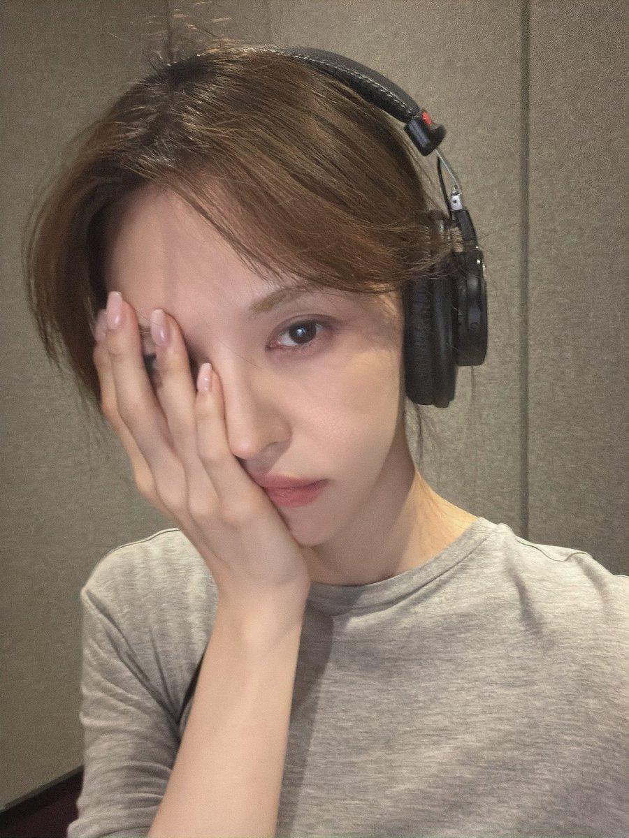 wanmandu's tweet photo. Wendy sending this pic and replying like this is driving me crazy. 😵‍💫😵‍💫😵‍💫 https://t.co/wYfL5h8d7J