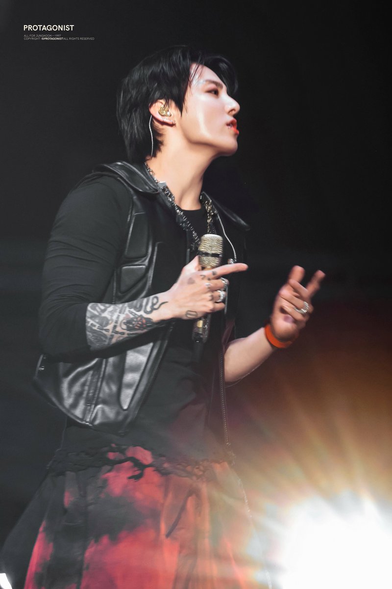 JKLabzme's tweet photo. JUNGKOOK PERFECT JAWLINE 😬 https://t.co/uNLp2VGiwD
