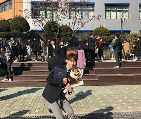 dominiminiinouu's tweet photo. 이 시간에 이런 사진 올려도 되는지 모르겠네요..
제가 엄청난걸 발견했는데.... 심장 두근 콩닥♡

무려 김도민 고등학교 졸.업.사.진 두둥...💚💚💚 https://t.co/lZO0L8bAOV