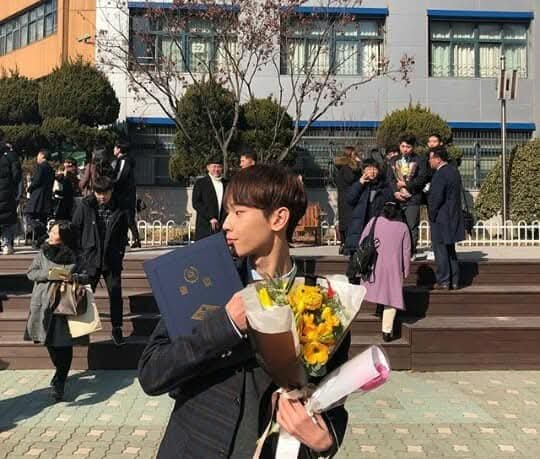 dominiminiinouu's tweet photo. 이 시간에 이런 사진 올려도 되는지 모르겠네요..
제가 엄청난걸 발견했는데.... 심장 두근 콩닥♡

무려 김도민 고등학교 졸.업.사.진 두둥...💚💚💚 https://t.co/lZO0L8bAOV