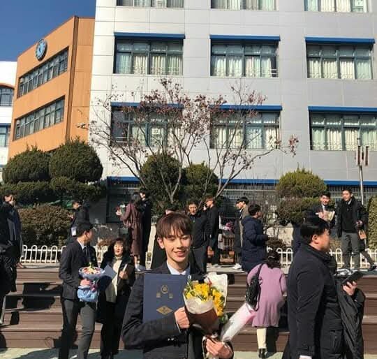 dominiminiinouu's tweet photo. 이 시간에 이런 사진 올려도 되는지 모르겠네요..
제가 엄청난걸 발견했는데.... 심장 두근 콩닥♡

무려 김도민 고등학교 졸.업.사.진 두둥...💚💚💚 https://t.co/lZO0L8bAOV