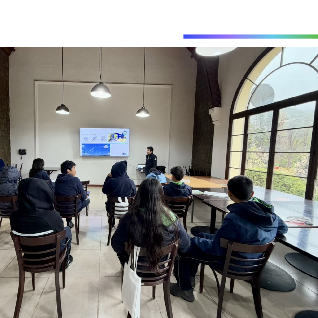 AES_Chile's tweet photo. El futuro de la energía se construye con educación. 💡

Estudiantes de 6° y 8° básico de la Escuela San Alfonso visitaron la Central Queltehues en nuestro Programa Puertas Abiertas en San José de Maipo. Conversamos sobre generación renovable e historia energética. https://t.co/UntM6STaAf
