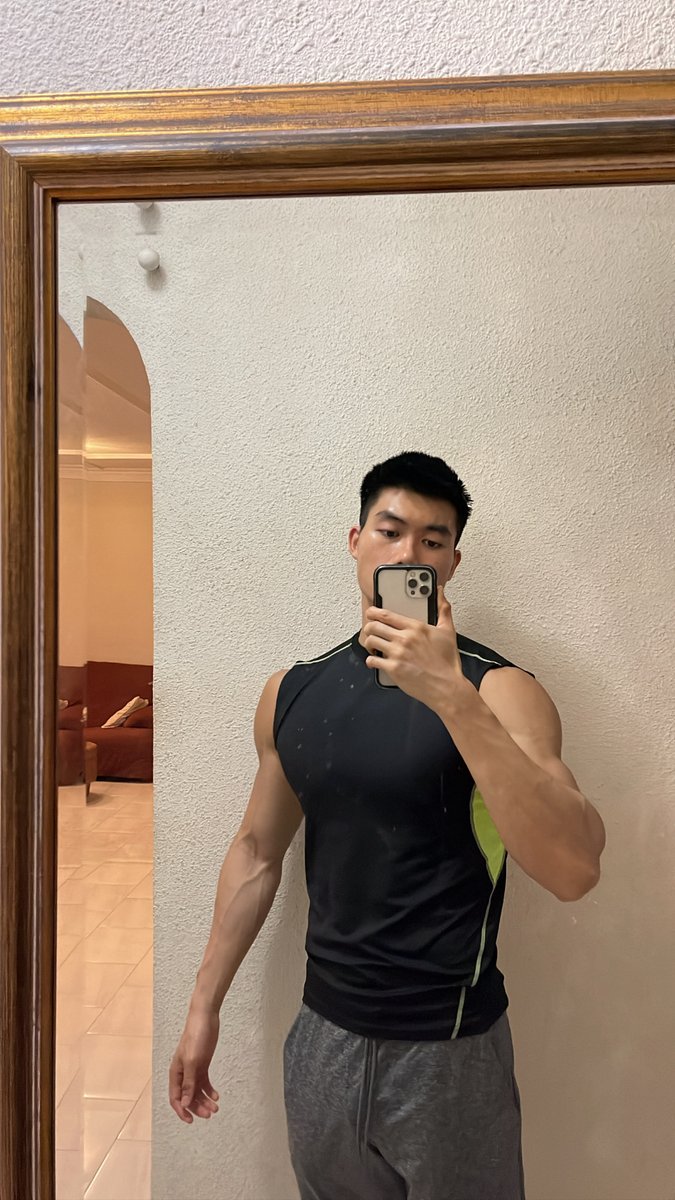 Aidenjinwc's tweet photo. singlet kinda small https://t.co/KuHaB8oPtJ
