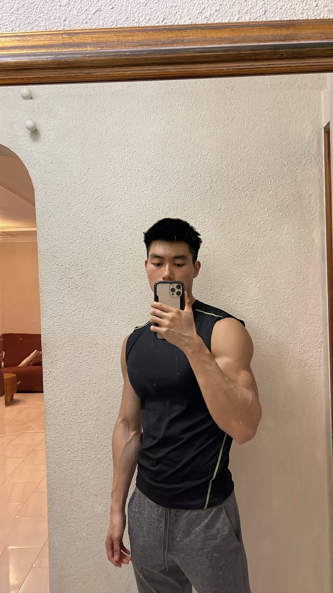 Aidenjinwc's tweet photo. singlet kinda small https://t.co/KuHaB8oPtJ