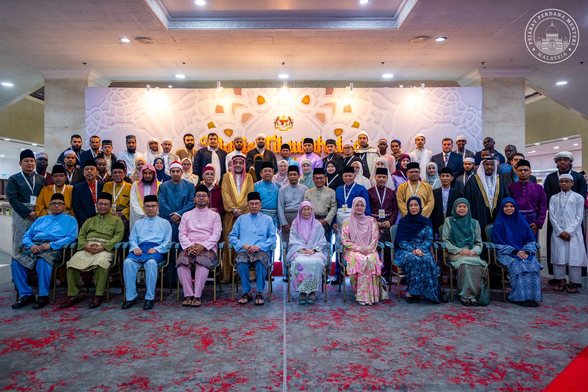 anwaribrahim's tweet photo. Alhamdulillah, saya dan Azizah kembali mengimarahkan Majlis Tilawah dan Hafazan Al-Quran Peringkat Antarabangsa Ke-66, tahun 1448 Hijri / 2026 Masihi di Kuala Lumpur malam ini. Bagi pihak Kerajaan Malaysia, saya merakamkan penghargaan kepada seluruh hakim dan peserta dari pelbagai negara yang menjayakan majlis ini.

Saya mengimbau persoalan yang dikemukakan ulama Sambas, Syeikh Muhammad Basyuni Imran kepada Sayyid Rashid Rida pada tahun 1929, yang kemudian dijawab Amir Shakib Arsalan menerusi karya monumentalnya pada tahun 1930: “Mengapakah umat Islam mundur dan umat lain maju?” Kemunduran ini dikaitkan dengan kelemahan penguasaan ilmu, kelunturan akhlak serta hilangnya keberanian dan kesungguhan.

Persoalan ini terus menggugah kita hingga hari ini. Kebangkitan umat menuntut pembaharuan ilmu dan perilaku serta penghayatan agama yang menggerakkan usaha dan tanggungjawab. Justeru, ikhtiar islah mesti melampaui kehadiran di majlis seumpama ini dengan menghayati hikmah al-Quran, seraya berani menguasai ilmu baharu termasuk kecerdasan buatan, berpaksikan akidah yang teguh dan akhlak yang luhur.

Inilah generasi al-Quran yang unik yang mahu kita lahirkan: hatinya berpaut kepada Allah, tekun menuntut ilmu dan membawa rahmah dalam dakwah. Berakar pada khazanah turath Islam serta meneladani kebijaksanaan dan adab para ulama dan ilmuwan, generasi ini mesti berupaya menterjemahkan petunjuk al-Quran untuk menjawab persoalan kehidupan dan memajukan umat.

Firman Allah SWT

فَبِمَا رَحْمَةٍ مِّنَ اللَّـهِ لِنتَ لَهُمْ ۖ وَلَوْ كُنتَ فَظًّا غَلِيظَ الْقَلْبِ لَانفَضُّوا مِنْ حَوْلِكَ ۖ فَاعْفُ عَنْهُمْ وَاسْتَغْفِرْ لَهُمْ وَشَاوِرْهُمْ فِي الْأَمْرِ

Maksudnya: “Maka dengan sebab rahmat (yang melimpah-limpah) dari Allah (kepadamu wahai Muhammad), engkau telah bersikap lemah-lembut kepada mereka (sahabat-sahabat dan pengikutmu), dan kalaulah engkau bersikap kasar lagi keras hati, tentulah mereka lari dari kelilingmu. Oleh itu maafkanlah mereka (mengenai kesalahan yang mereka lakukan terhadapmu), dan pohonkanlah ampun bagi mereka, dan juga bermesyuaratlah dengan mereka dalam urusan (peperangan dan hal-hal keduniaan) itu.”

(Surah al-Imran : 159)

#MalaysiaMADANI
#YakinMADANI