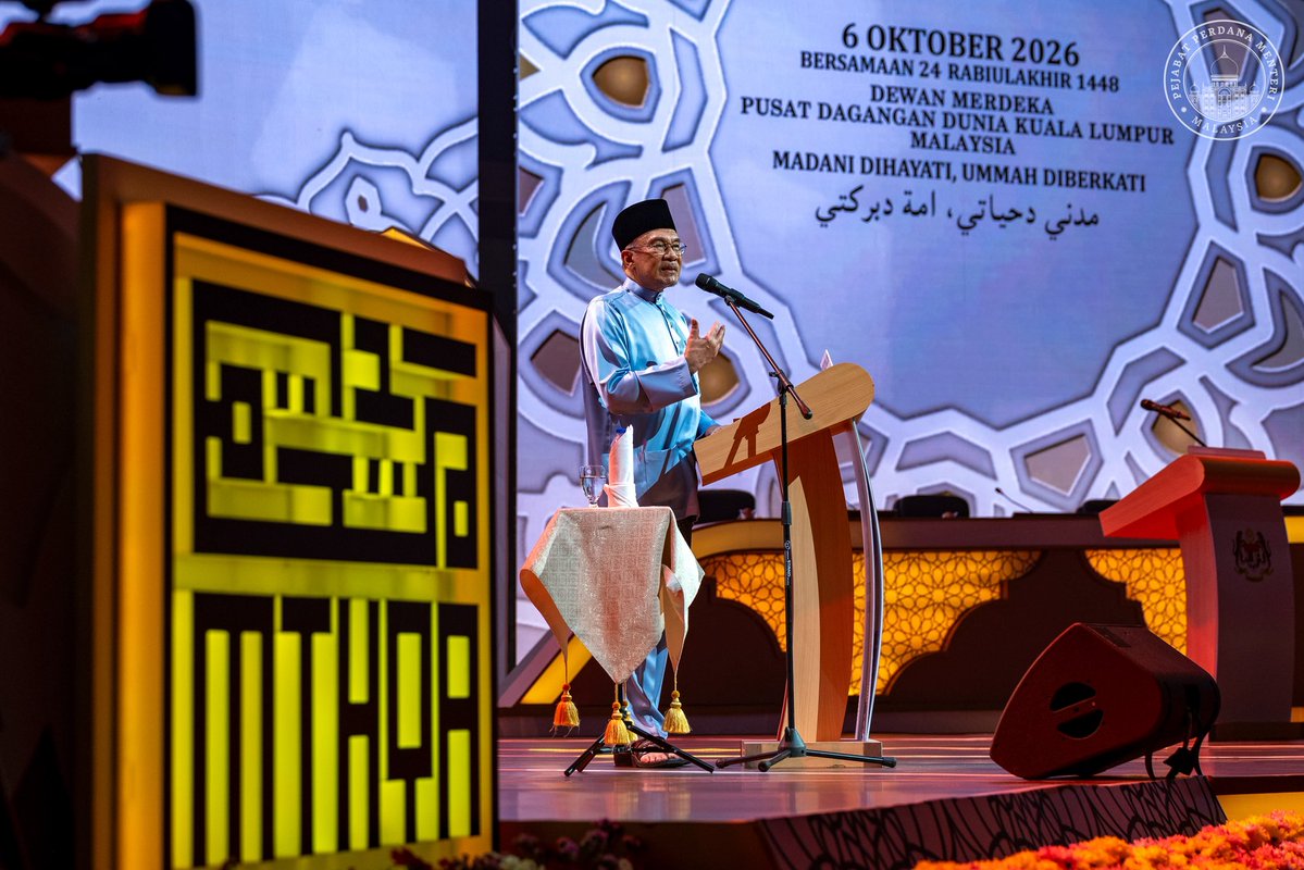anwaribrahim's tweet photo. Alhamdulillah, saya dan Azizah kembali mengimarahkan Majlis Tilawah dan Hafazan Al-Quran Peringkat Antarabangsa Ke-66, tahun 1448 Hijri / 2026 Masihi di Kuala Lumpur malam ini. Bagi pihak Kerajaan Malaysia, saya merakamkan penghargaan kepada seluruh hakim dan peserta dari pelbagai negara yang menjayakan majlis ini.

Saya mengimbau persoalan yang dikemukakan ulama Sambas, Syeikh Muhammad Basyuni Imran kepada Sayyid Rashid Rida pada tahun 1929, yang kemudian dijawab Amir Shakib Arsalan menerusi karya monumentalnya pada tahun 1930: “Mengapakah umat Islam mundur dan umat lain maju?” Kemunduran ini dikaitkan dengan kelemahan penguasaan ilmu, kelunturan akhlak serta hilangnya keberanian dan kesungguhan.

Persoalan ini terus menggugah kita hingga hari ini. Kebangkitan umat menuntut pembaharuan ilmu dan perilaku serta penghayatan agama yang menggerakkan usaha dan tanggungjawab. Justeru, ikhtiar islah mesti melampaui kehadiran di majlis seumpama ini dengan menghayati hikmah al-Quran, seraya berani menguasai ilmu baharu termasuk kecerdasan buatan, berpaksikan akidah yang teguh dan akhlak yang luhur.

Inilah generasi al-Quran yang unik yang mahu kita lahirkan: hatinya berpaut kepada Allah, tekun menuntut ilmu dan membawa rahmah dalam dakwah. Berakar pada khazanah turath Islam serta meneladani kebijaksanaan dan adab para ulama dan ilmuwan, generasi ini mesti berupaya menterjemahkan petunjuk al-Quran untuk menjawab persoalan kehidupan dan memajukan umat.

Firman Allah SWT

فَبِمَا رَحْمَةٍ مِّنَ اللَّـهِ لِنتَ لَهُمْ ۖ وَلَوْ كُنتَ فَظًّا غَلِيظَ الْقَلْبِ لَانفَضُّوا مِنْ حَوْلِكَ ۖ فَاعْفُ عَنْهُمْ وَاسْتَغْفِرْ لَهُمْ وَشَاوِرْهُمْ فِي الْأَمْرِ

Maksudnya: “Maka dengan sebab rahmat (yang melimpah-limpah) dari Allah (kepadamu wahai Muhammad), engkau telah bersikap lemah-lembut kepada mereka (sahabat-sahabat dan pengikutmu), dan kalaulah engkau bersikap kasar lagi keras hati, tentulah mereka lari dari kelilingmu. Oleh itu maafkanlah mereka (mengenai kesalahan yang mereka lakukan terhadapmu), dan pohonkanlah ampun bagi mereka, dan juga bermesyuaratlah dengan mereka dalam urusan (peperangan dan hal-hal keduniaan) itu.”

(Surah al-Imran : 159)

#MalaysiaMADANI
#YakinMADANI