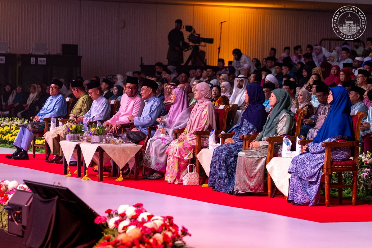 anwaribrahim's tweet photo. Alhamdulillah, saya dan Azizah kembali mengimarahkan Majlis Tilawah dan Hafazan Al-Quran Peringkat Antarabangsa Ke-66, tahun 1448 Hijri / 2026 Masihi di Kuala Lumpur malam ini. Bagi pihak Kerajaan Malaysia, saya merakamkan penghargaan kepada seluruh hakim dan peserta dari pelbagai negara yang menjayakan majlis ini.

Saya mengimbau persoalan yang dikemukakan ulama Sambas, Syeikh Muhammad Basyuni Imran kepada Sayyid Rashid Rida pada tahun 1929, yang kemudian dijawab Amir Shakib Arsalan menerusi karya monumentalnya pada tahun 1930: “Mengapakah umat Islam mundur dan umat lain maju?” Kemunduran ini dikaitkan dengan kelemahan penguasaan ilmu, kelunturan akhlak serta hilangnya keberanian dan kesungguhan.

Persoalan ini terus menggugah kita hingga hari ini. Kebangkitan umat menuntut pembaharuan ilmu dan perilaku serta penghayatan agama yang menggerakkan usaha dan tanggungjawab. Justeru, ikhtiar islah mesti melampaui kehadiran di majlis seumpama ini dengan menghayati hikmah al-Quran, seraya berani menguasai ilmu baharu termasuk kecerdasan buatan, berpaksikan akidah yang teguh dan akhlak yang luhur.

Inilah generasi al-Quran yang unik yang mahu kita lahirkan: hatinya berpaut kepada Allah, tekun menuntut ilmu dan membawa rahmah dalam dakwah. Berakar pada khazanah turath Islam serta meneladani kebijaksanaan dan adab para ulama dan ilmuwan, generasi ini mesti berupaya menterjemahkan petunjuk al-Quran untuk menjawab persoalan kehidupan dan memajukan umat.

Firman Allah SWT

فَبِمَا رَحْمَةٍ مِّنَ اللَّـهِ لِنتَ لَهُمْ ۖ وَلَوْ كُنتَ فَظًّا غَلِيظَ الْقَلْبِ لَانفَضُّوا مِنْ حَوْلِكَ ۖ فَاعْفُ عَنْهُمْ وَاسْتَغْفِرْ لَهُمْ وَشَاوِرْهُمْ فِي الْأَمْرِ

Maksudnya: “Maka dengan sebab rahmat (yang melimpah-limpah) dari Allah (kepadamu wahai Muhammad), engkau telah bersikap lemah-lembut kepada mereka (sahabat-sahabat dan pengikutmu), dan kalaulah engkau bersikap kasar lagi keras hati, tentulah mereka lari dari kelilingmu. Oleh itu maafkanlah mereka (mengenai kesalahan yang mereka lakukan terhadapmu), dan pohonkanlah ampun bagi mereka, dan juga bermesyuaratlah dengan mereka dalam urusan (peperangan dan hal-hal keduniaan) itu.”

(Surah al-Imran : 159)

#MalaysiaMADANI
#YakinMADANI