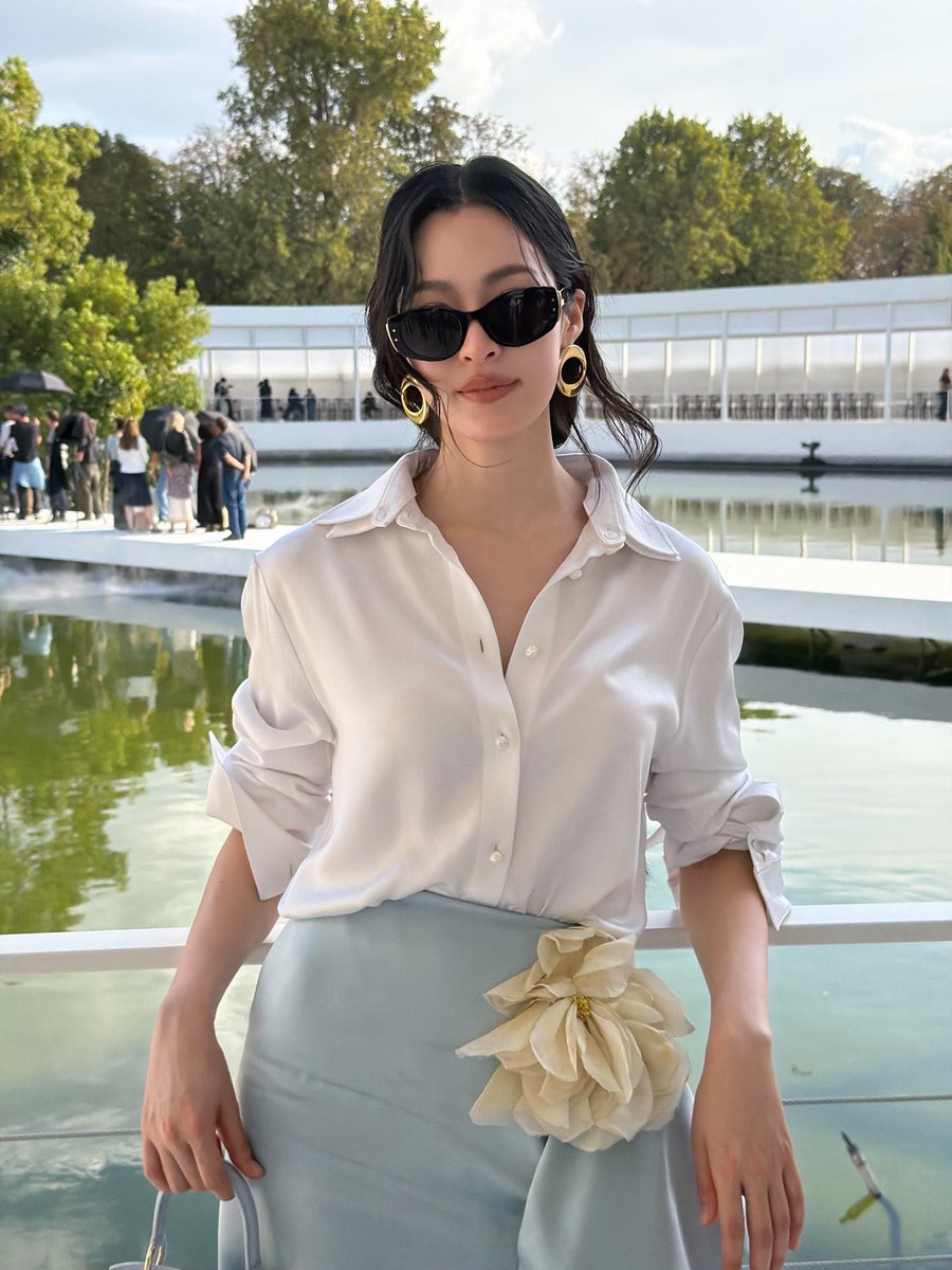 Nice98373940's tweet photo. Lingling bringing romance to Dior Summer 27 beautifully represents the spirit of chic the legendary Dior runway legacy. Ready to step into the summer dream with Lingling! 💕

#LinglingKwong #DiorSummer27
#PFW #Dior
#LinglingKwongXDiorSummer27
@Dior @linglingsirilak https://t.co/9unzk9geBg