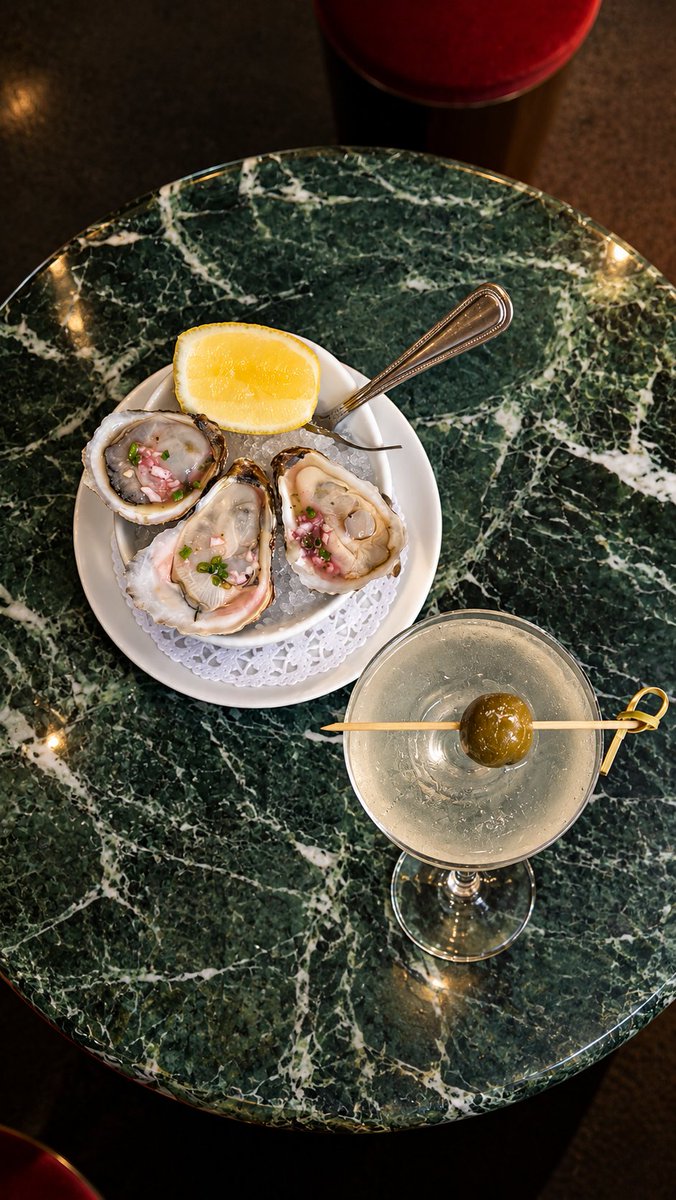 michaelsnewyork's tweet photo. Happy hour just got better at Michael’s!!!
$20. Two favorites. One perfect pairing.
🦪 Oysters + 🍸 Petite Martini
.
.
.
#MichaelsNewYork #michaelism #nyc #happyhour #martini https://t.co/8bR9l1ShJT