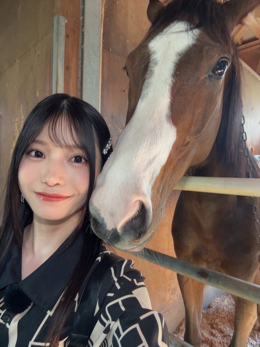 AsakaOfficial's tweet photo. 💙🎂 HAPPY BIRTHDAY TO ME 🎂💙

亜咲花(牝27)になりました🐴
真剣に競馬新聞（優馬）で予想してる父と
まだ競馬を知らない2歳の私です……😂笑

この先もたくさんの愛と応援を
どうぞよろしくお願いいたします！！💐
#亜咲花生誕祭2026 https://t.co/NeY5wgcfAu