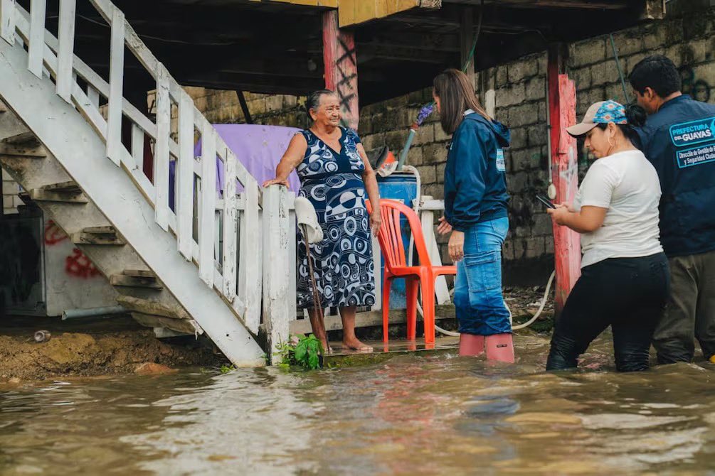 MantaNews92's tweet photo. #ATENTO || ¡LLUVIAS AFECT4N A 1.705 FAMILIAS! #Esmeraldas es la más afectada por inundaciones.

1.705 familias, equivalentes a 5.662 personas, han sufrido los estragos de las lluvias en 10 provincias del país, según reporte de la Secretaría Nacional de Gestión de Riesgo. https://t.co/WRgu7TeGUi