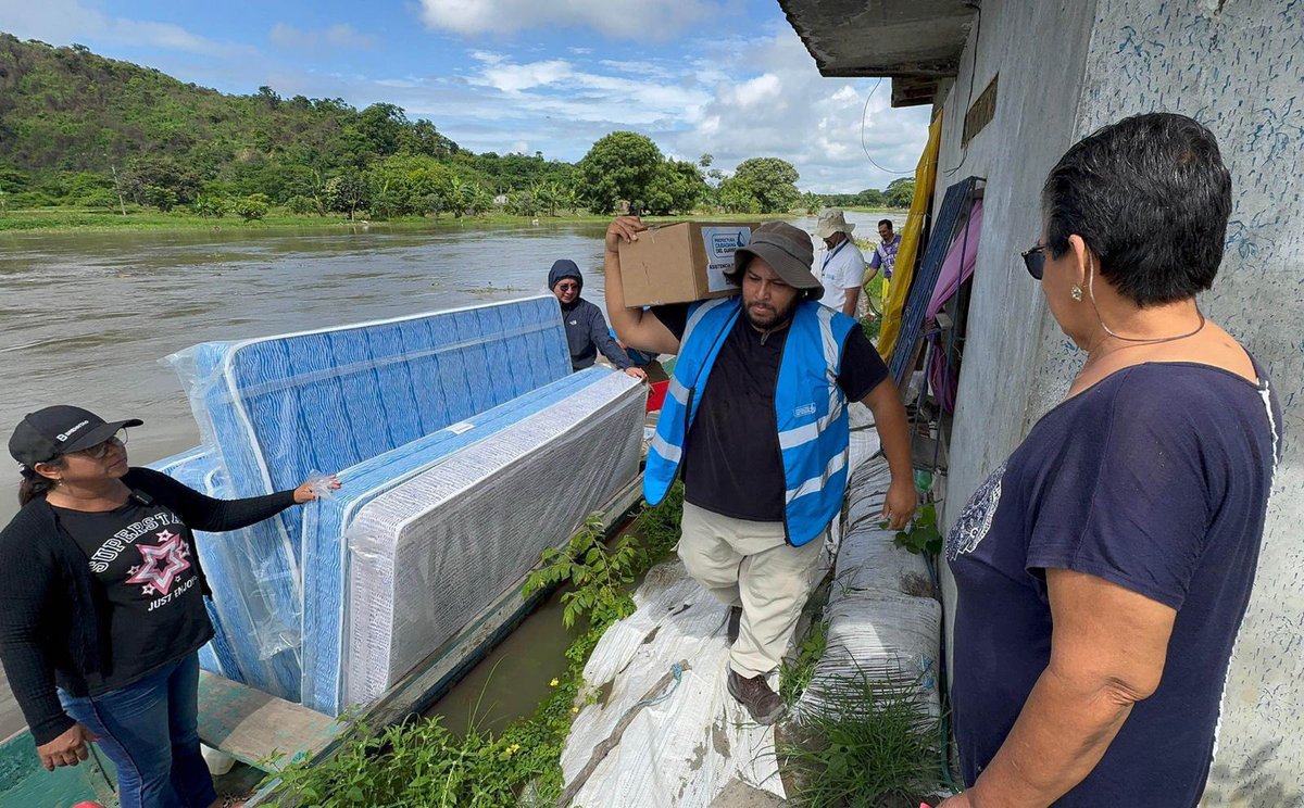 MantaNews92's tweet photo. #ATENTO || ¡LLUVIAS AFECT4N A 1.705 FAMILIAS! #Esmeraldas es la más afectada por inundaciones.

1.705 familias, equivalentes a 5.662 personas, han sufrido los estragos de las lluvias en 10 provincias del país, según reporte de la Secretaría Nacional de Gestión de Riesgo. https://t.co/WRgu7TeGUi