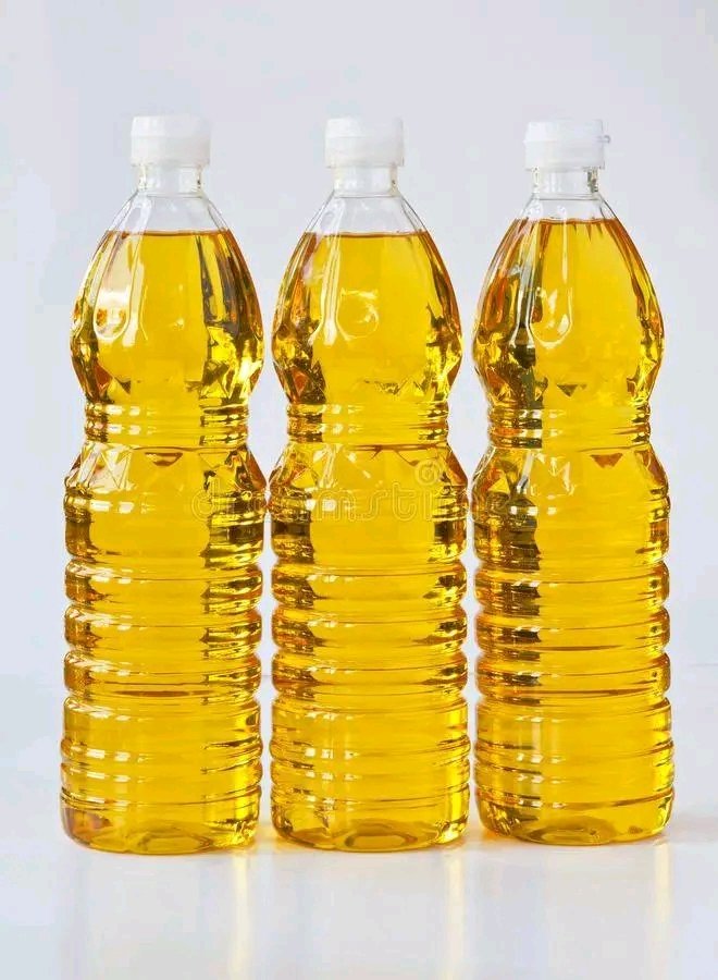 g_diets_'s tweet photo. The vegetable oil costs ₦2,000.
The palm oil costs ₦3,500.

You save ₦1,500 per bottle.

The hospital bill from ten years of the vegetable oil costs ₦500,000 minimum.

High blood pressure medication.
Diabetes management.
The gastroenterologist for the gut the oil affected.
The dermatologist for the skin the inflammation affected.

₦1,500 saved per bottle.
₦500,000 spent per decade.

That is not savings.

That is a payment plan for disease.

The vegetable oil is not cheap.

It is the most expensive thing in your kitchen.

You just have not received the bill yet.

Share this post and tag someone who buys the cheapest oil in the market because it is cheap.