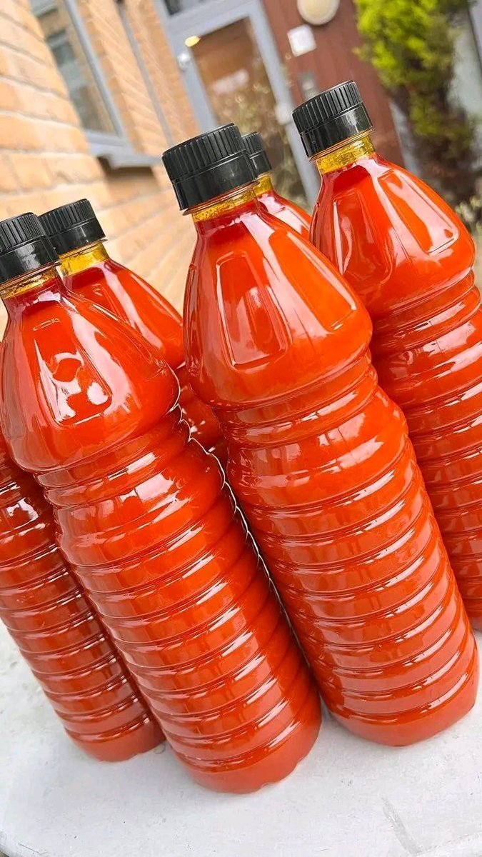 g_diets_'s tweet photo. The vegetable oil costs ₦2,000.
The palm oil costs ₦3,500.

You save ₦1,500 per bottle.

The hospital bill from ten years of the vegetable oil costs ₦500,000 minimum.

High blood pressure medication.
Diabetes management.
The gastroenterologist for the gut the oil affected.
The dermatologist for the skin the inflammation affected.

₦1,500 saved per bottle.
₦500,000 spent per decade.

That is not savings.

That is a payment plan for disease.

The vegetable oil is not cheap.

It is the most expensive thing in your kitchen.

You just have not received the bill yet.

Share this post and tag someone who buys the cheapest oil in the market because it is cheap.