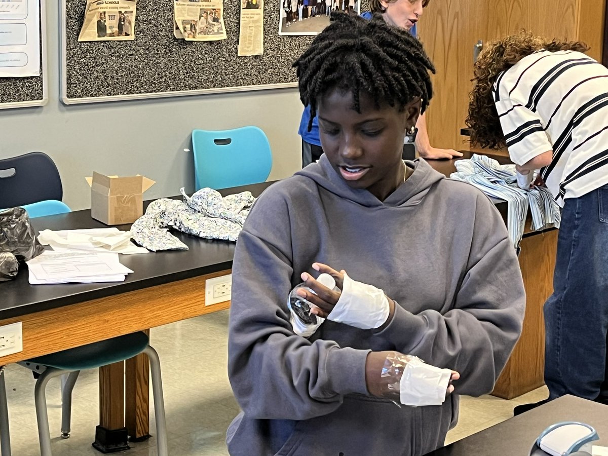 skellyscience's tweet photo. Exploring the adaptation of the opposable thumb in biology @HTHMiddleSchool @MalverneSTEM https://t.co/FMsyT7cSN8