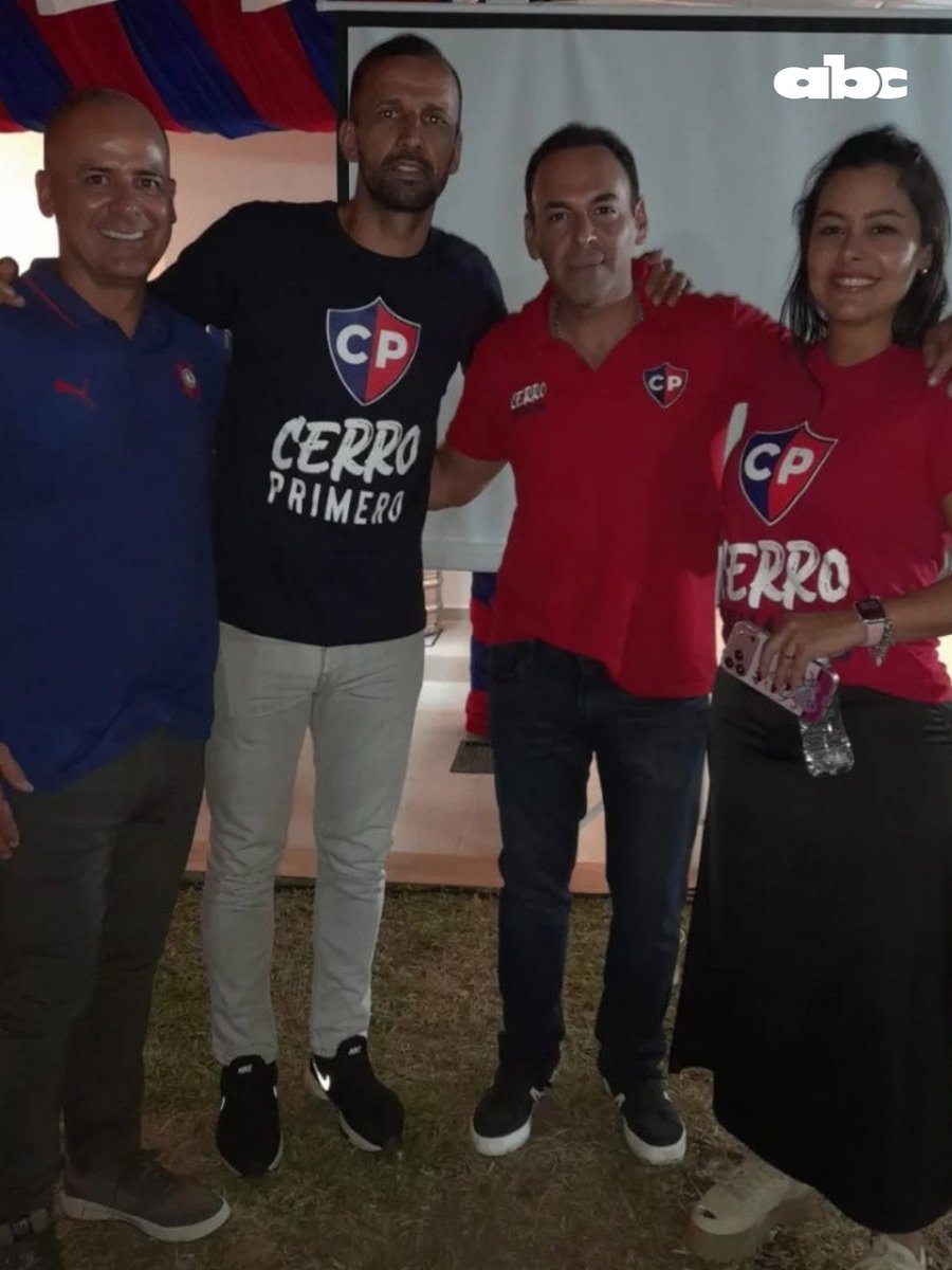 ABCDeportes's tweet photo. 🗣️ "Los cabecillas tienen que dar la cara, no el presidente, los cuatro o cinco que están allí. Fácil es hacerse los guapitos para firmar camisetas y sacarse fotitos, que salgan ahora. Y si tienen que recibir tres o cuatro cachetadas, así era en nuestra época"

🗣️ "No hay más palabras, es vergonzoso y muy triste lo que hacen estos jugadores con la camiseta. No hay compromiso, no hay ganas, no hay entrega: jugadores sin alma. Es responsabilidad netamente de los jugadores"

🗣️ "No podés lesionarte cuatro o cinco veces en el año. No entiendo qué hacen los jugadores en su tiempo libre"

🎙️ Víctor Hugo Mareco, ex futbolista de Cerro Porteño 🔵🔴

🚨EN VIVO https://t.co/83hOTvv1jV