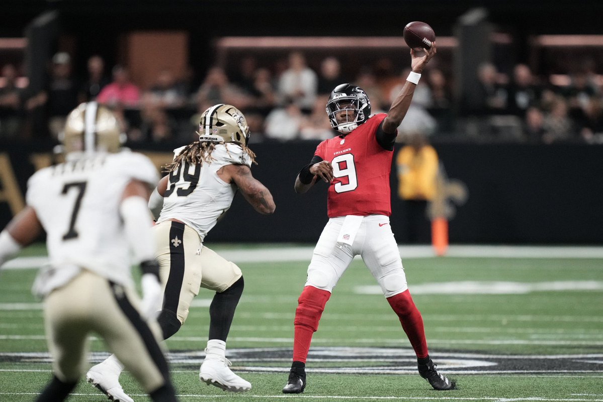 RiseUpReader's tweet photo. Michael Penix Jr. among starting QBs this season:

+ 73.3% completion (1st)
+ 10.6 YPA (1st)
+ 0.33 EPA per play (2nd)
+ 113.1 passer rating (3rd)
+ 82.5 QBR (3rd) https://t.co/WXUGWMt124