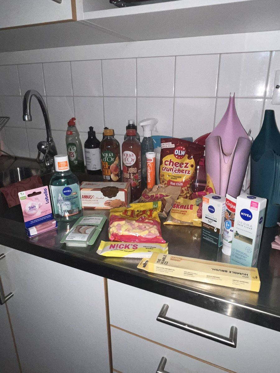 idaengstrom88's tweet photo. Idag så köpte jag en överraskningskasse från Ica city Uppsala via @TooGoodToGo och fick allt detta för 75kr
#toogoodtogo #ica #matsvinn #godis #skincare https://t.co/CVYAe2ip4k