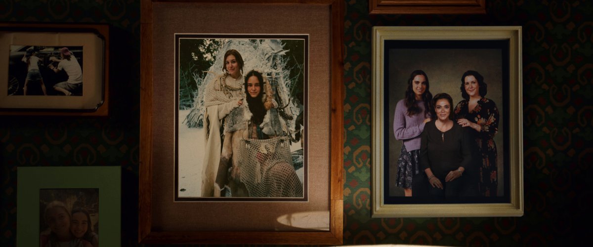 amygobrrr's tweet photo. I don't have a fic for #shautieweek day 2 "our baby" so here have this authentic screenshot I took of our favorite happy family https://t.co/d6lIIXx7XH