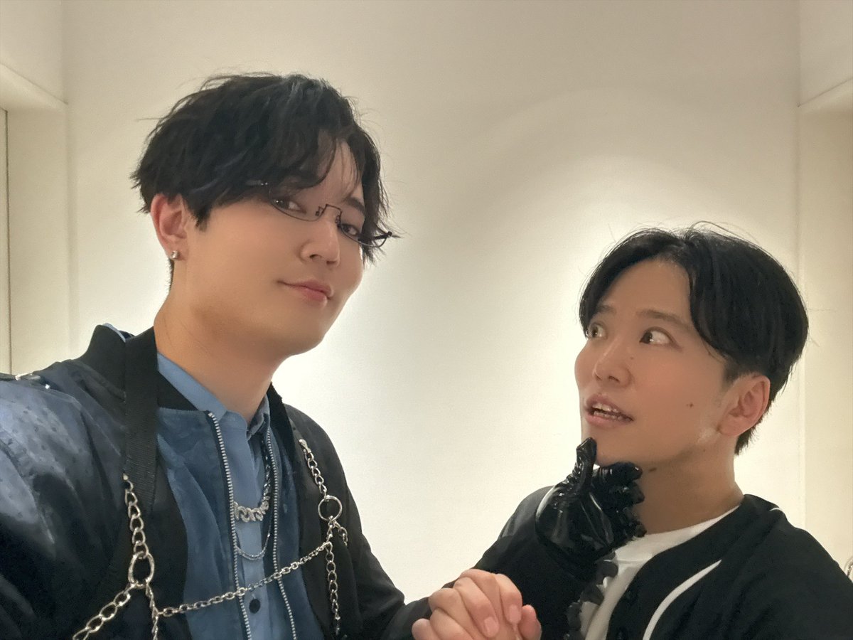HASSE_0821's tweet photo. 顎クイされたら頭の中が真っ白になるってこと２年ぶりに思い出した
え？あれ、どうやって撮ってたっけ？？
なんてふたりで言いながらなんだかんだ
いい感じで撮れた気がするけど
再現度いかがでしょうか
#ヒプマイ12thライブ https://t.co/rUdoewzdV2