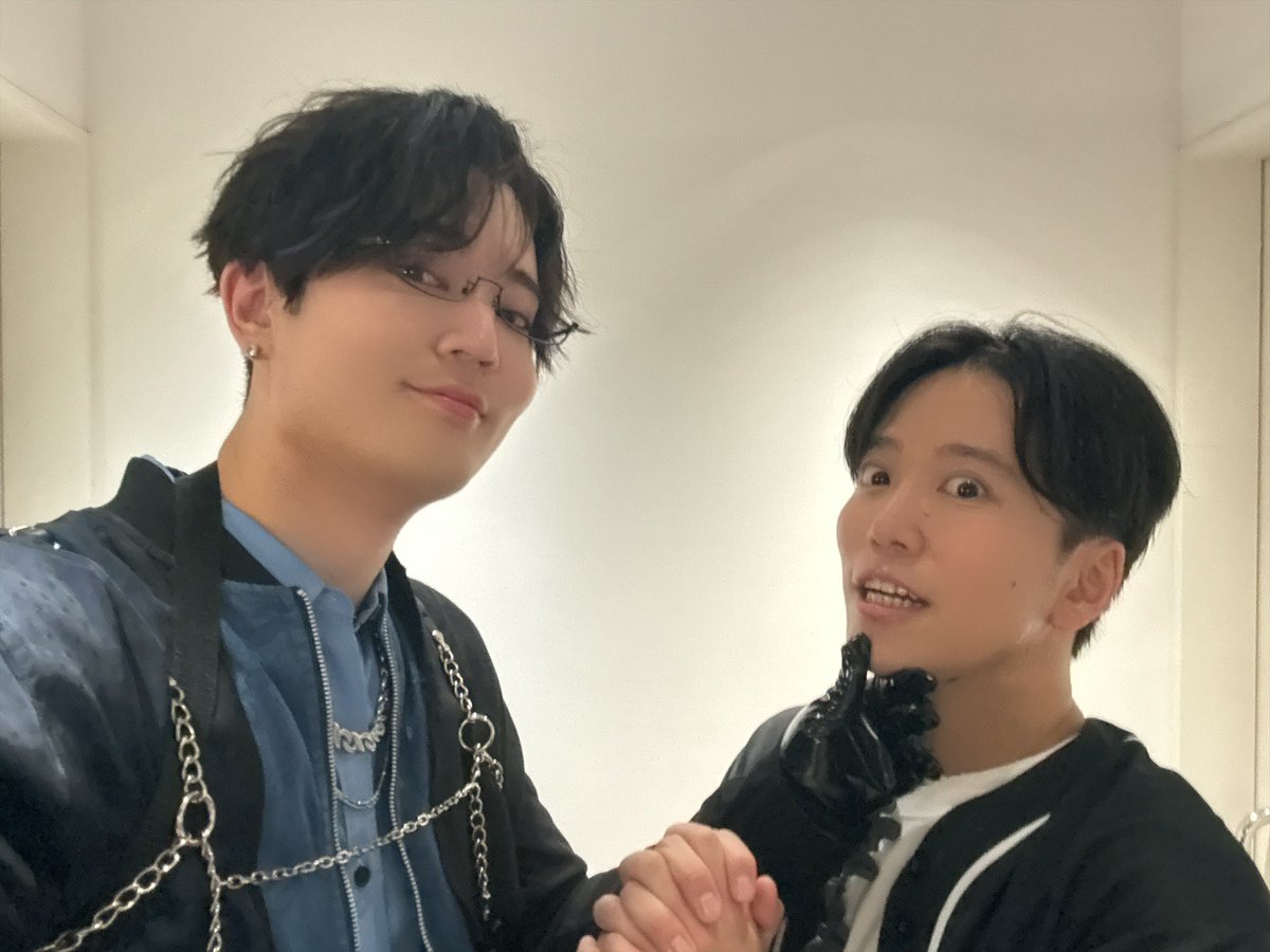 HASSE_0821's tweet photo. 顎クイされたら頭の中が真っ白になるってこと２年ぶりに思い出した
え？あれ、どうやって撮ってたっけ？？
なんてふたりで言いながらなんだかんだ
いい感じで撮れた気がするけど
再現度いかがでしょうか
#ヒプマイ12thライブ https://t.co/rUdoewzdV2
