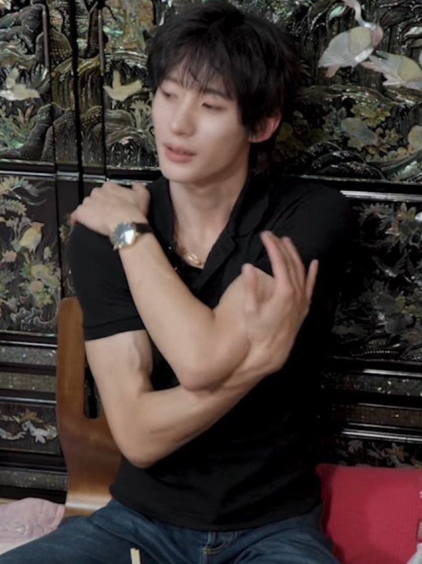 asbaguette's tweet photo. แอนตันโปโลดำเข้ามาในชีวิตเราทำไม https://t.co/5n4gwW4say