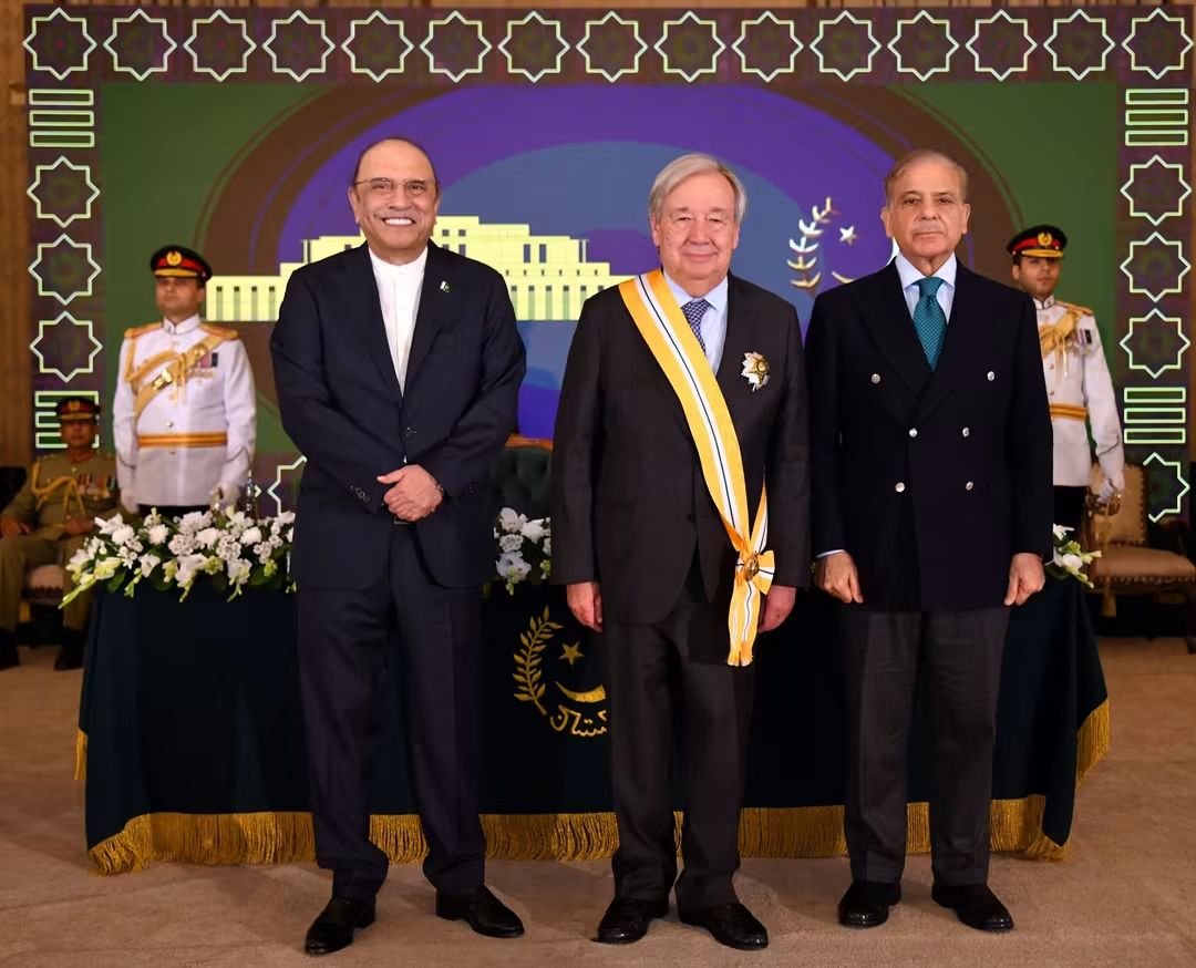 PPPAltaCanada's tweet photo. President Asif Ali Zardari and Prime Minister Muhammad Shehbaz Sharif at a special investiture ceremony to confer the Nishan-e-Imtiaz on United Nations Secretary-General António Guterres at Aiwan-e-Sadr.
@AAliZardari https://t.co/pRB697FOpJ