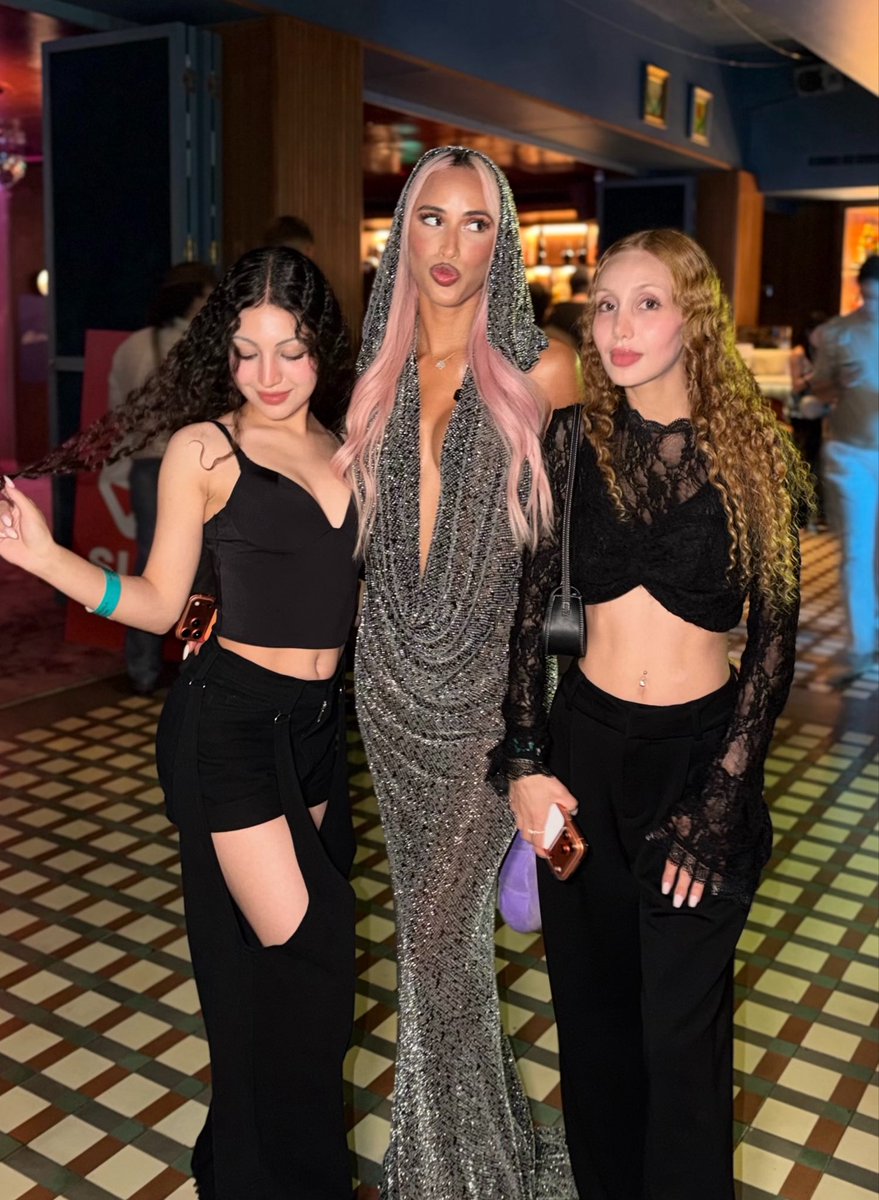 CryptoJulzss's tweet photo. Crypto girls are such baddies https://t.co/eipvkIq7f7