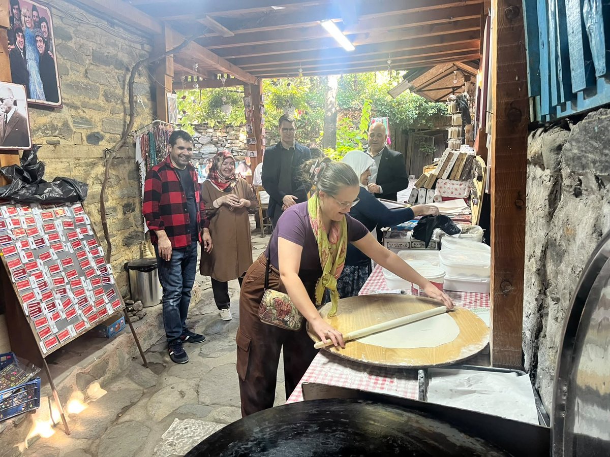 mcfenlisesi's tweet photo. Öğrencilerimiz hazırladıkları çalışmalar ve fikirlerin sundular.

Bursa’nın önemli kültürel miras alanlarından biri olan Cumalıkızık’ı gezdik. Tarihi köyün kültürel dokusunu keşfederken aynı zamanda yerel işletmeleri ve girişimcilik örneklerini gözlemledik. https://t.co/MGYvRPd8Py