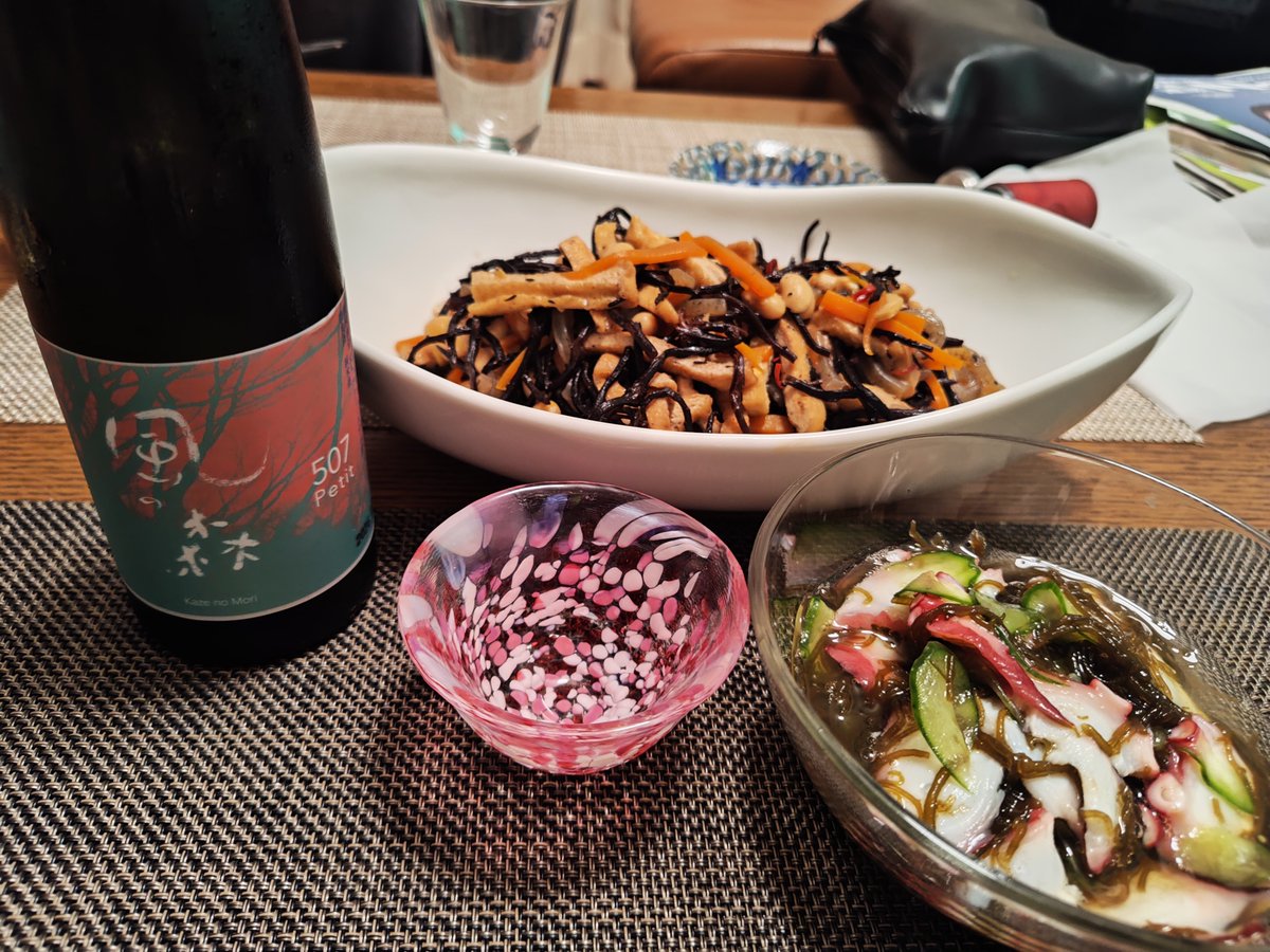 chipotokage's tweet photo. 10/5(月曜日)
最初の1杯は家で日本酒。風の森
#日本酒 https://t.co/JL96H2uriS