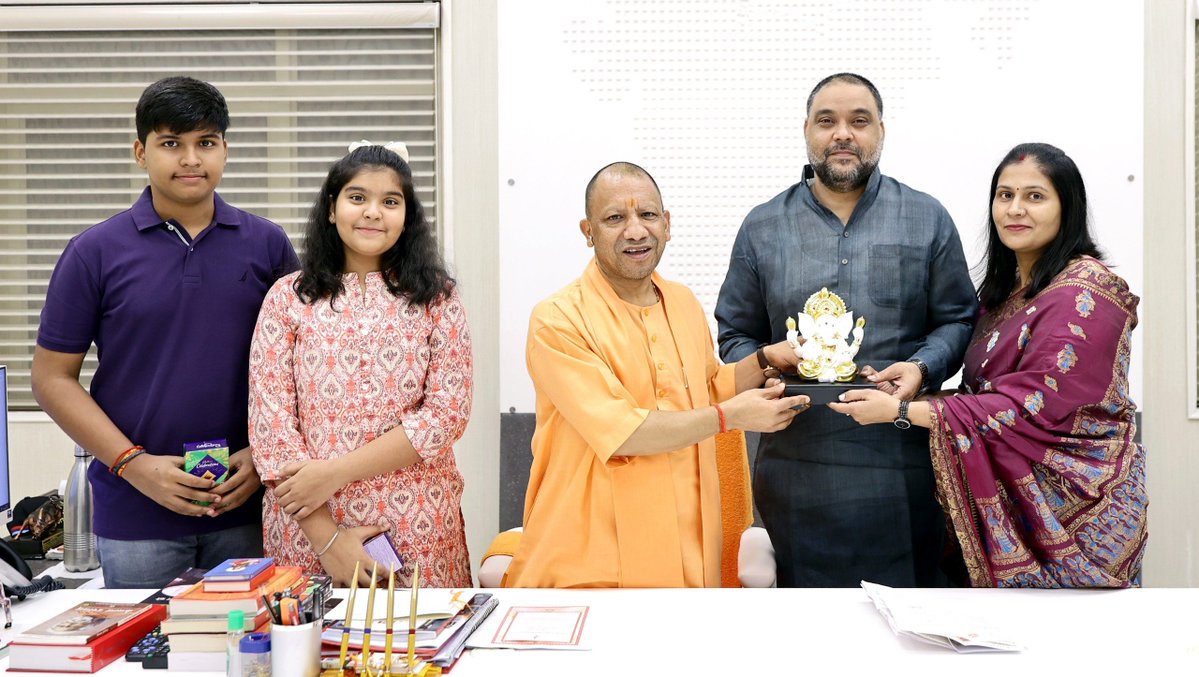 myogioffice's tweet photo. मुख्यमंत्री श्री @myogiadityanath जी महाराज से आज लखनऊ में @BJP4UP के प्रवक्ता श्री आनन्द दुबे जी ने सपरिवार शिष्टाचार भेंट की।

@AnandDubeyBJPUP https://t.co/mJUgG4MQbN