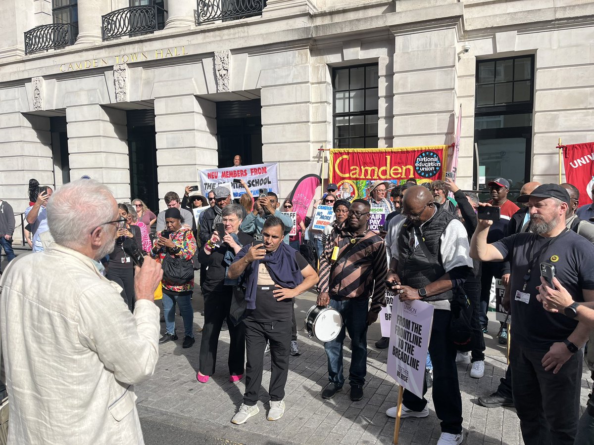 jeremycorbyn's tweet photo. Great to join teaching assistants and traffic wardens on strike outside Camden Town Hall today, fighting back against low pay and privatisation. 

Solidarity! https://t.co/Kn7xNHzUGB