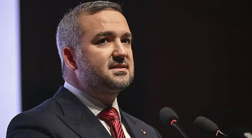 parafinansor's tweet photo. Merkez Bankası (#TCMB) Başkanı Fatih Karahan: 

''Fiyat istikrarı sağlanana kadar gerekli sıkı para politikası duruşu sürdürülecek.''

TCMB Başkanı Fatih Karahan, enflasyon ve uygulanan para politikasına yönelik önemli açıklamalar yaptı.

Karahan, jeopolitik gelişmelerin dezenflasyon sürecinde yavaşlattığını fakat ''Sıkı Para Politikası'' sayesinde enflasyonun eğiliminde tekrardan gerileme görülmeye başlandığını belirtti.

Uygulanan sıkı para politikası sayesinde talepteki yavaşlamanın güçlendiğini aktaran Karahan;

Para politikasının doğrudan etkilediği kalemlerde enflasyondaki yavaşlamanın daha da netleştiğini fakat arz yönlü yaşanan şoklar sebebiyle manşet enflasyonda iyileşmenin sınırlı olduğunu aktardı.

Karahan, şokların etkisi azaldıkça sıkı para politikası duruşu sayesinde dezenflasyon sürecinin yeniden ivme kazanmasını beklediklerini açıkladı.

#MerkezBankası #FaizKararı #Enflasyon #Borsa #Piyasa
