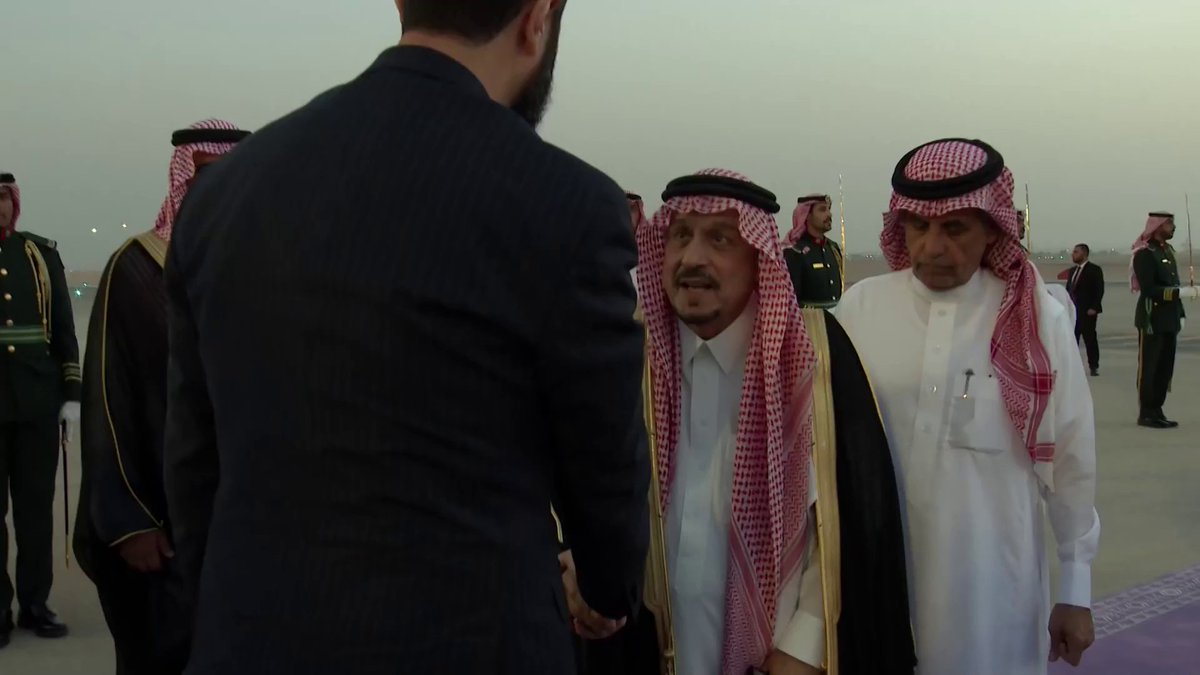 الرئيس السوري يغادر الرياض وفي مقدمة مودعيه أمير المنطقة 