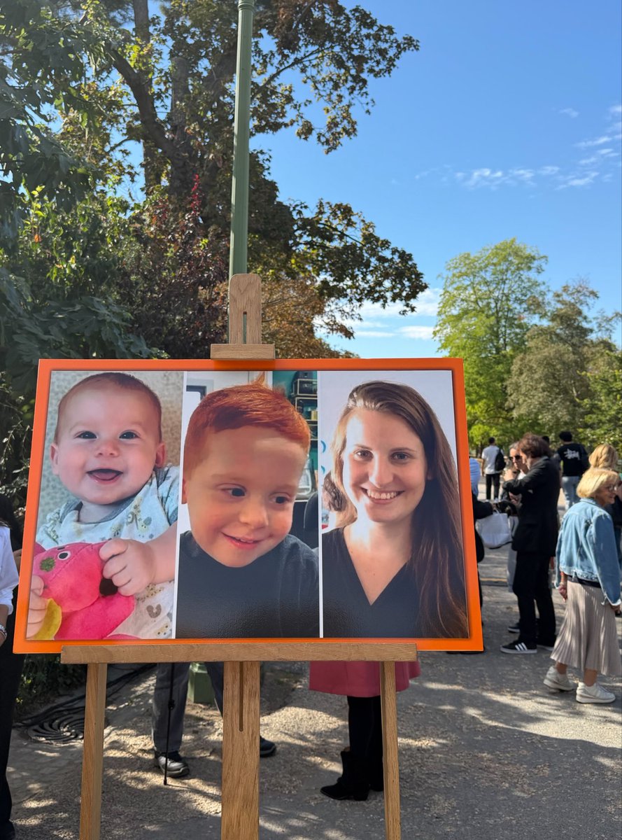 mahorchiche's tweet photo. Grande émotion au Parc Monceau pour l'inauguration de l'allée des Bibas
Kfir, Ariel, Shiry sont à jamais dans nos cœurs ♥️ 
Jamais nous n'oublierons les victimes du terrorisme du Hamas !

#RIP #Gaza #Paris #France #Kibboutz #Israel #NeverForget https://t.co/Vj4Oe4iHaF
