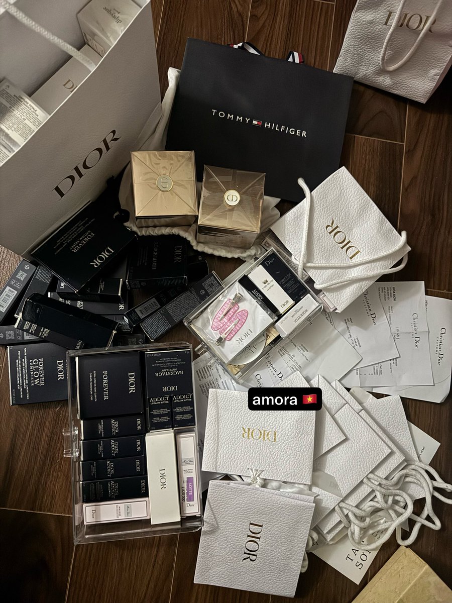 AmoraNguyen's tweet photo. @ForeverKimJisoo @Dior @Cartier 👌🏼 https://t.co/hacq0OhfLH