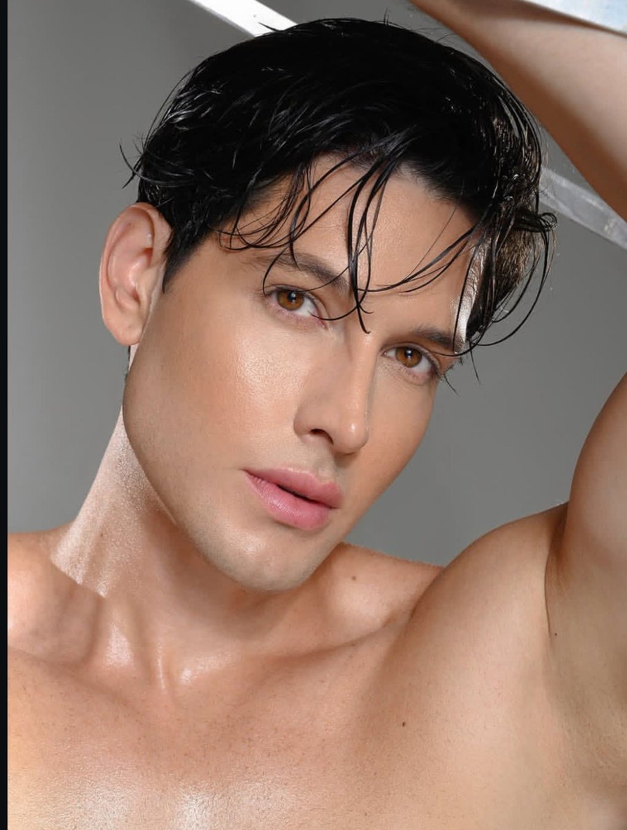 algracersx's tweet photo. 🏆Tiene una pasarela muy masculina, su pisada es bastante firme, fotografía muy bien, se gasta un muy buen cuerpo, es guapo...

Así sea coco seco o sin mucho inglés, el muchacho esta haciendo su trabajo y me encanta.

Alejandro Quintero Mister Global Venezuela 2026 #MisterGlobal https://t.co/MumcAOhpq8