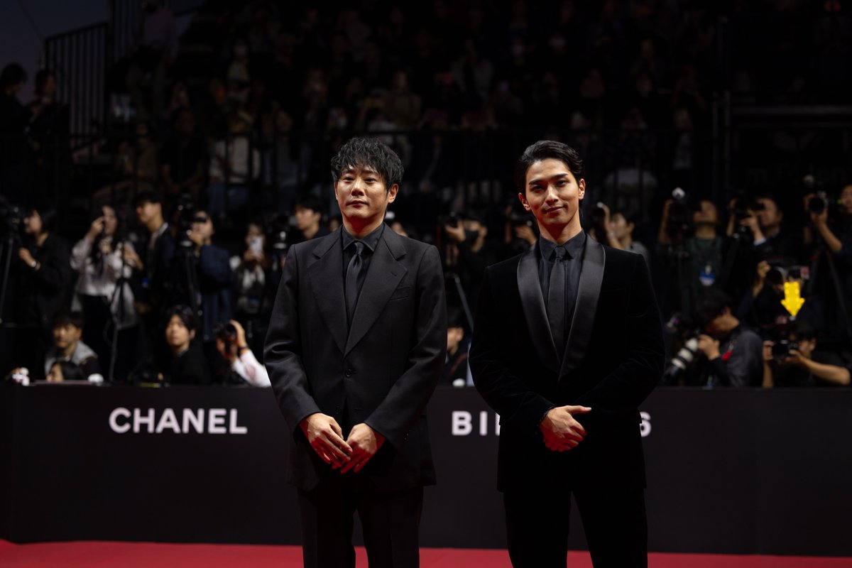 nanji_movie's tweet photo. ✶*.⋆ 第31回 釜山国際映画祭 ⋆.*✶
⠀
#横浜流星 さん #藤井道人 監督が
オープニングイベントに💫
⠀
レッドカーペットに登場し、
会場の注目を集めました✨
⠀
さらに、本日7日(水)には
〖映画の殿堂〗野外ステージそして
劇場内でも舞台挨拶を実施予定です🎞
⠀
#汝星のごとく 10.9(金)公開 https://t.co/a77D1a3VFI