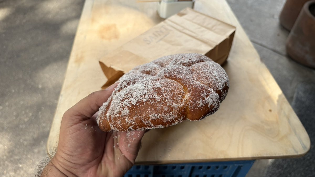 RodrigoDelgado's tweet photo. El 5to. Pan de Muerto fue el de Saint, la panadería más popular de Condesa. Tenía casi forma de pizza, pero estaba rico. Corteza bien dorada y esponjoso en miga. Tenía un muy buen sabor a azahar y un muy ligero toque amantequillado. Muy rico, pero empalagoso… #PanDeMuertoChallenge