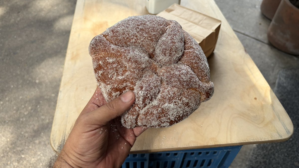 RodrigoDelgado's tweet photo. El 5to. Pan de Muerto fue el de Saint, la panadería más popular de Condesa. Tenía casi forma de pizza, pero estaba rico. Corteza bien dorada y esponjoso en miga. Tenía un muy buen sabor a azahar y un muy ligero toque amantequillado. Muy rico, pero empalagoso… #PanDeMuertoChallenge