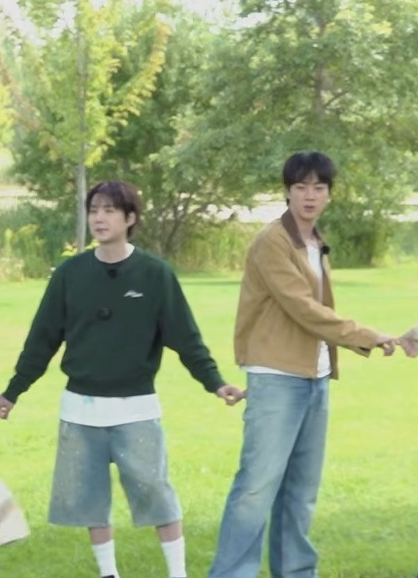 Hanwu0l's tweet photo. uhuyy gandengan sama mamas🤭 https://t.co/yQVDXxqkby