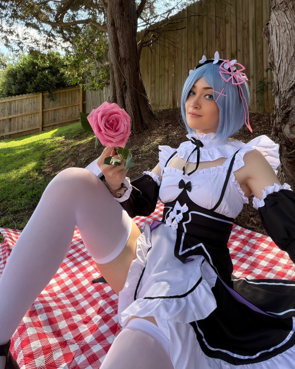michellexotter's tweet photo. Full cosplay for Rem https://t.co/hiTmhxoGSw