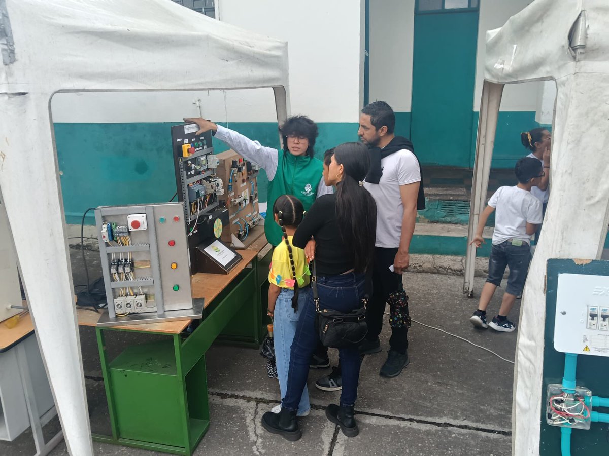 UNIAGRARIA's tweet photo. 🤖🌱 La innovación también se construye en comunidad.

El Semillero de Investigación MECA – Mecatrónica Comprometida con el Agro, del programa de Ingeniería Mecatrónica de UNIAGRARIA, participó en el Día de la Familia ITIFISTA en Facatativá. https://t.co/7n0EF5pium