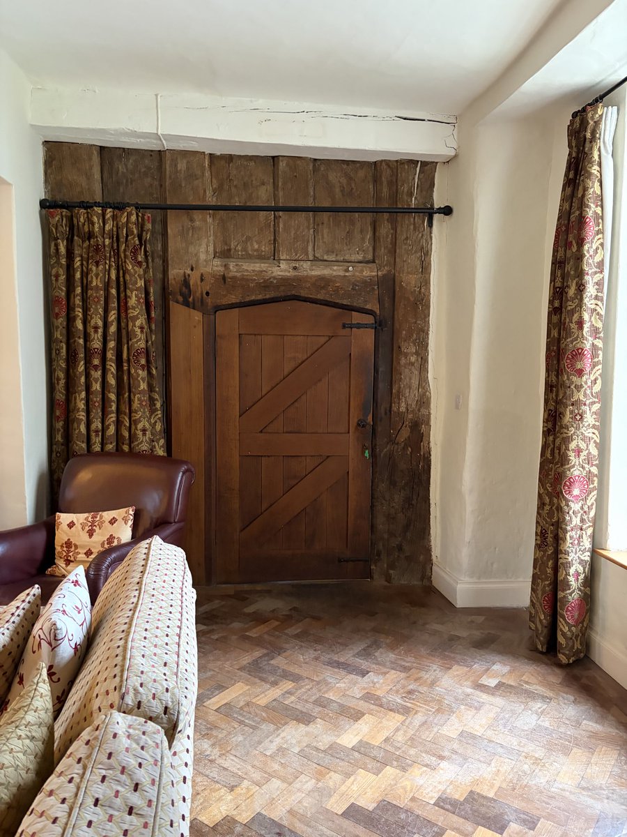 gingerfig's tweet photo. An interesting time at #NTShuteBarton today with a v big fireplace (allegedly the largest in England) and some sizeable doors! https://t.co/Rhyt2pTslE