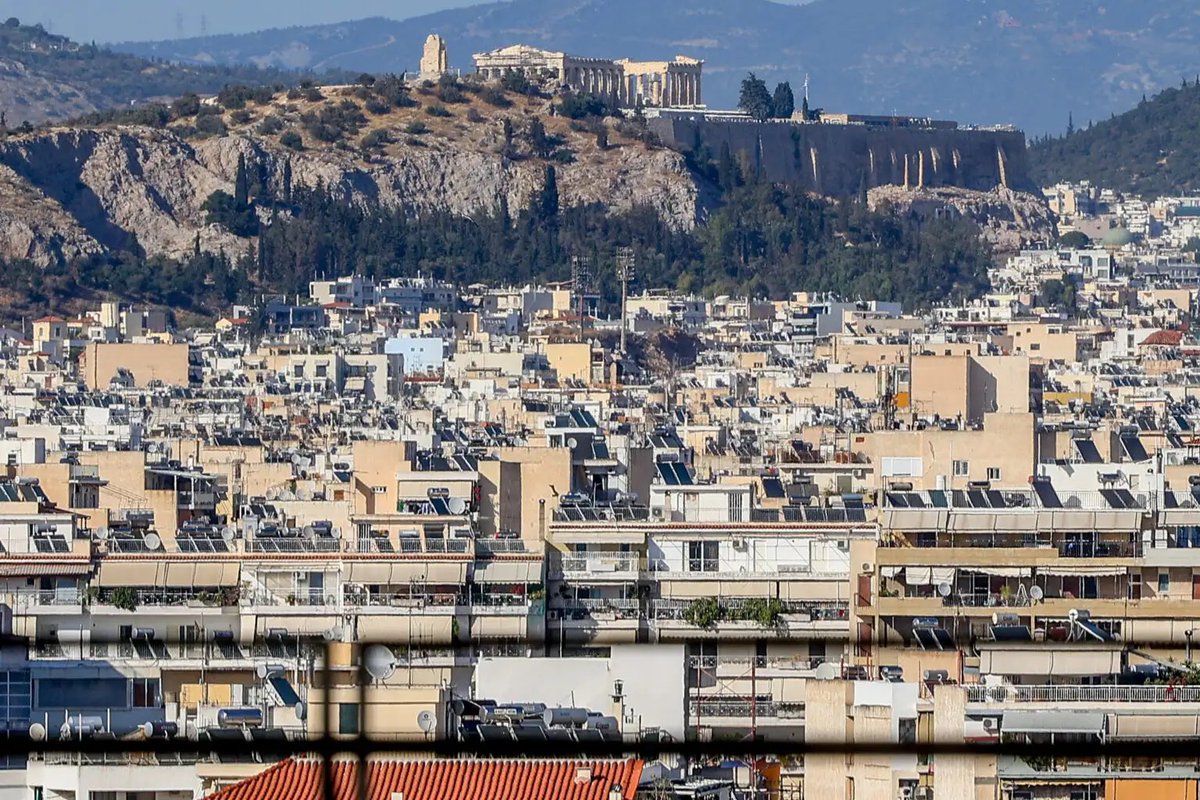 h_doukas's tweet photo. Νέα παγκόσμια πρωτοτυπία. 

Η πρόταση που κατέθεσε πριν από λίγο ο πρωθυπουργός για την αντιμετώπιση του στεγαστικού προβλήματος, είναι να φορτώσει τις πόλεις με μερικούς ακόμα τόνους τσιμέντο. 

Πραγματικός στόχος να επαναφέρει τον αντισυνταγματικό ΝΟΚ από το παράθυρο, προτείνοντας μπόνους  ορόφων σε όσους κατασκευάζουν κτίρια για μακροχρόνια ενοικίαση. 

Στην Αθήνα με τις χιλιάδες κλειστές κατοικίες και στην πόλη που δεν προβλέπεται ούτε ένα ευρώ εθνικών ή ευρωπαϊκών πόρων για προσιτή στέγη, ο Κ. Μητσοτάκης, προτείνει νέο τσιμέντωμα.