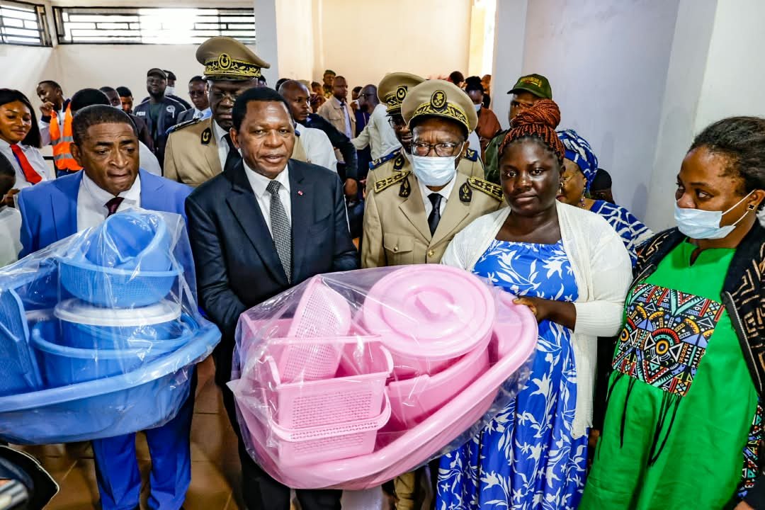 MinatDivcom's tweet photo. Minister Paul Atanga Nji this  6/10/2026  handed over Presidential gifts to pregnant women &amp; nursing mothers at the Bamenda Regional Hospital.The gifts include baby bathing baskets, buckets to assist mothers preparing to welcome their babies &amp; those who have recently given birth. https://t.co/nUd50517s6